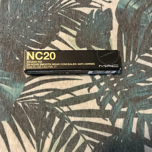 NWT MAC STUDIO FIX 24-HOUR SMOOTH WEAR CONCEALER NC 20 - Picture 7 of 8